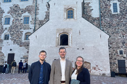 H. Freund, D. Kellermann, and M. Zallmann in front of the castle in Turku