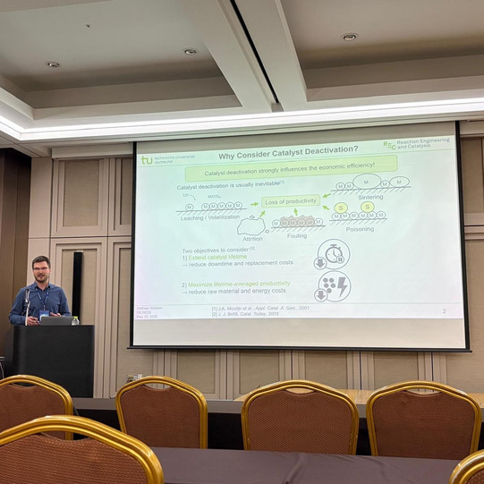 Mathias Waldner hält eine Präsentation auf der ISCRE29 in Seoul.