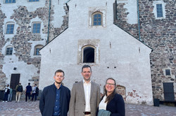 H. Freund, D. Kellermann und M. Zallmann vor der Burg in Turku