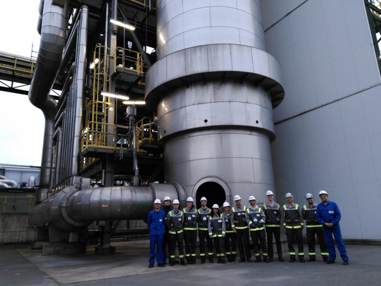 Gruppenfoto am Ende der Anlagenführung bei Sasol vor dem großen Ethylenoxid Reaktor