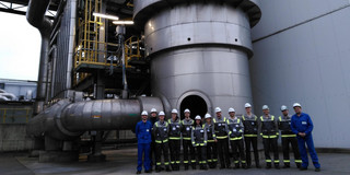 Gruppenfoto am Ende der Anlagenführung bei Sasol vor dem großen Ethylenoxid Reaktor