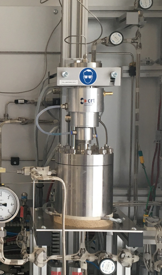Bild der Kinetikanlage der wissenschaftlichen Mitarbeiterin Mira Zallmann mit einem Variable-Volume-Gasphasen-Berty-Reaktor