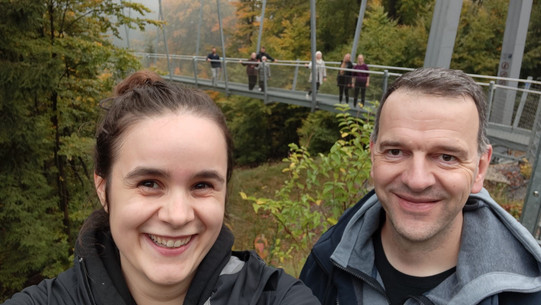 Bild von Elodia Morales und Hannsjörg Freund neben dem Skywalk