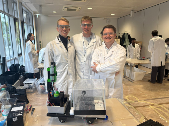Andre Grütering, Simon Janssen, and Tobias Joemann with the ChemCar “DeltaTU”