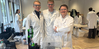 Chemcar_Team_2025 Andre Grütering, Simon Janssen, and Tobias Joemann with the ChemCar “DeltaTU”