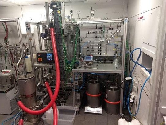 Plant with a multiphase trickle-bed reactor Image of the pilot plant for conducting kinetic measurements in a multiphase trickle-bed reactor