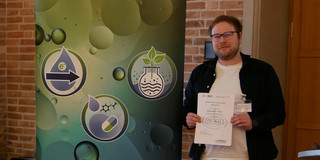 Maximilian Gstettnbauer bekommt auf dem RESOLV Retreat 2026 den ersten Platz beim Posterpreis.