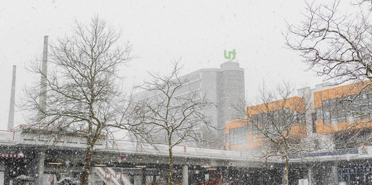 The Mensa bridge and the Mensa building next to the mathematics building are covered with snow. 