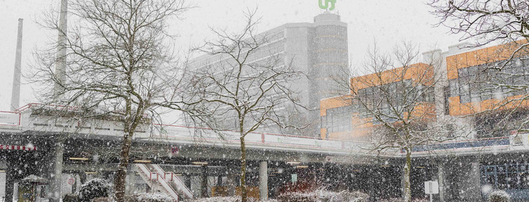 The Mensa bridge and the Mensa building next to the mathematics building are covered with snow. 