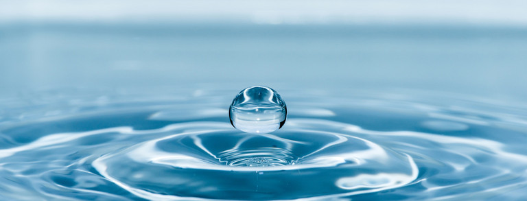 Nahaufnahme eines Wassertropfens.